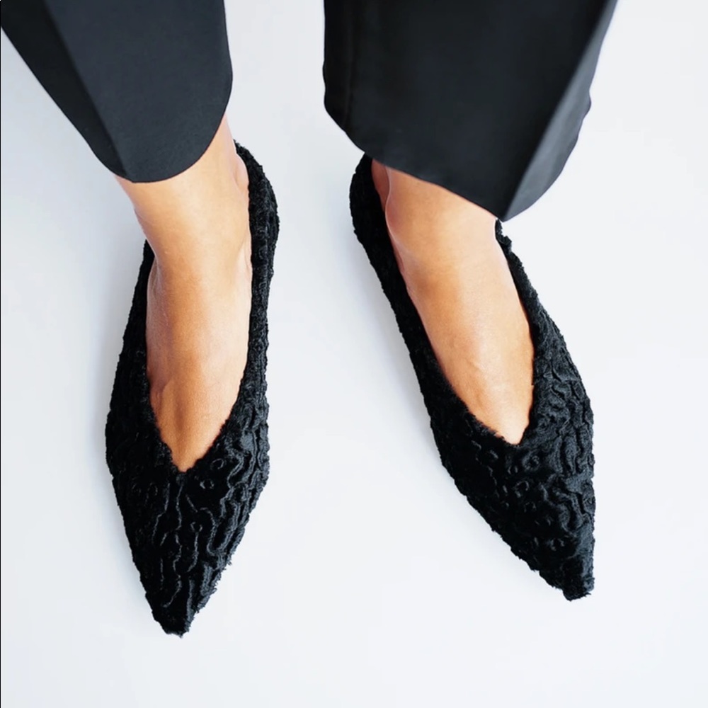 INCH shearling black flats. New. Size 39.